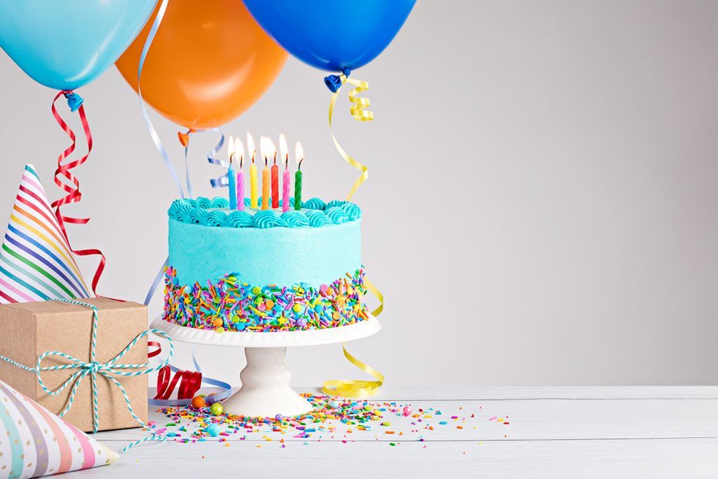 Pastel de cumpleaños con globos