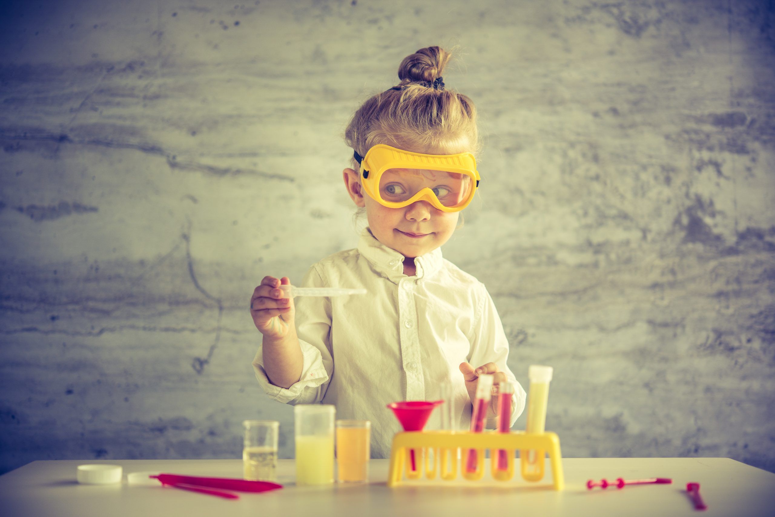 niña haciendo experimentos