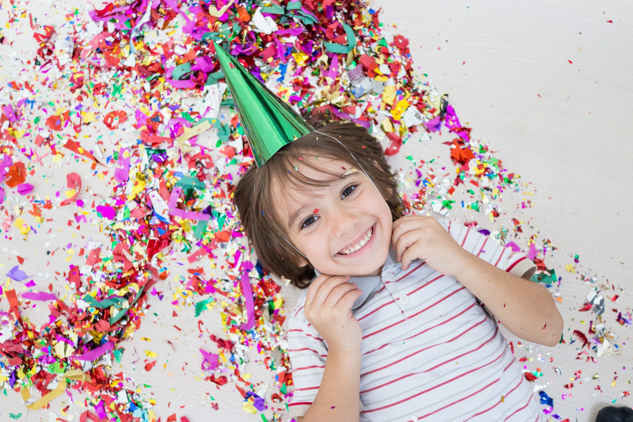 niño celebrando su cumpleaños